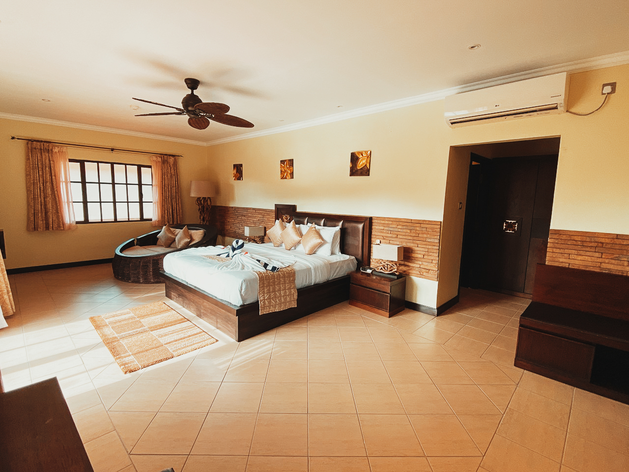 THE OASIS HOTEL &RESTAURANT