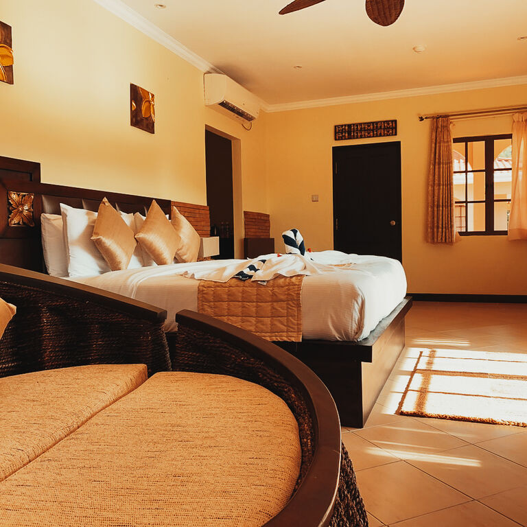 THE OASIS HOTEL &RESTAURANT