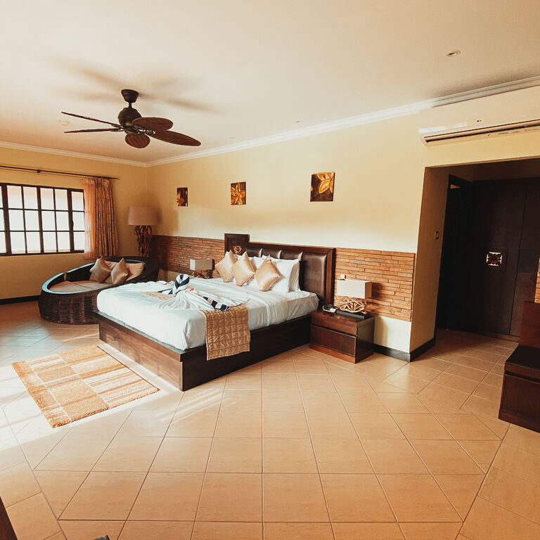 THE OASIS HOTEL &RESTAURANT