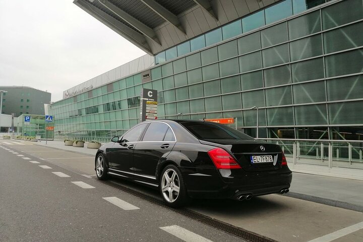 Paris Airports Private Roundtrip Transfer