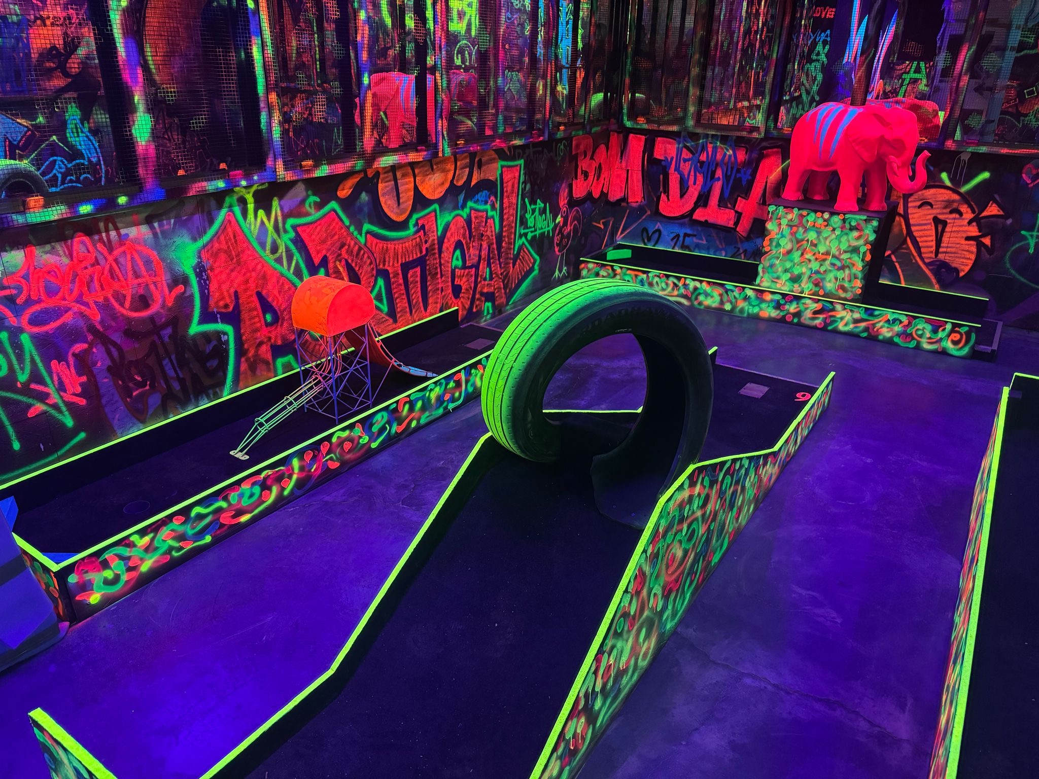 neon minigolf lisbon