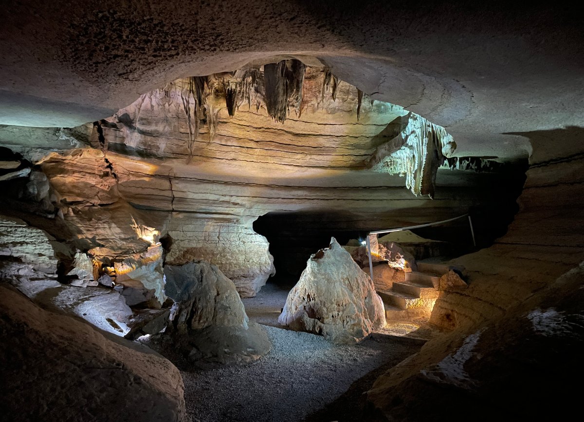 Bluff Dwellers Cave