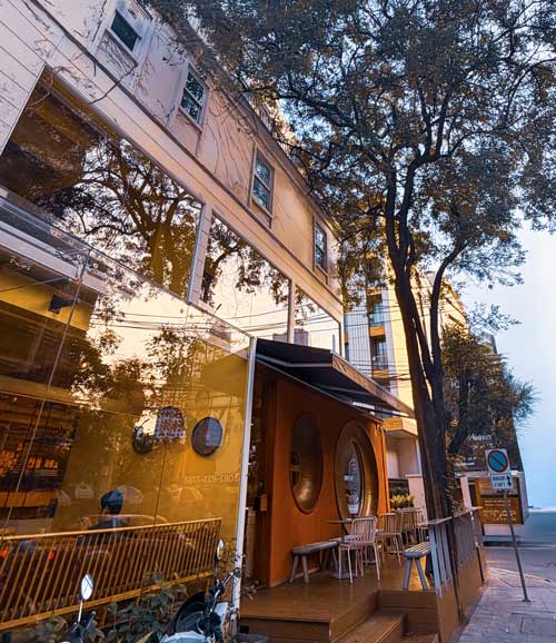 holey artisan bakery cafe