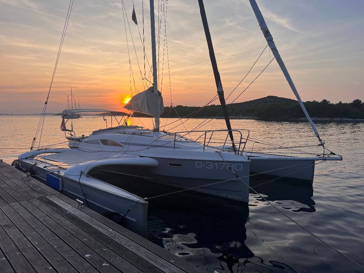 DRAGONFLY TRIMARAN CHARTER